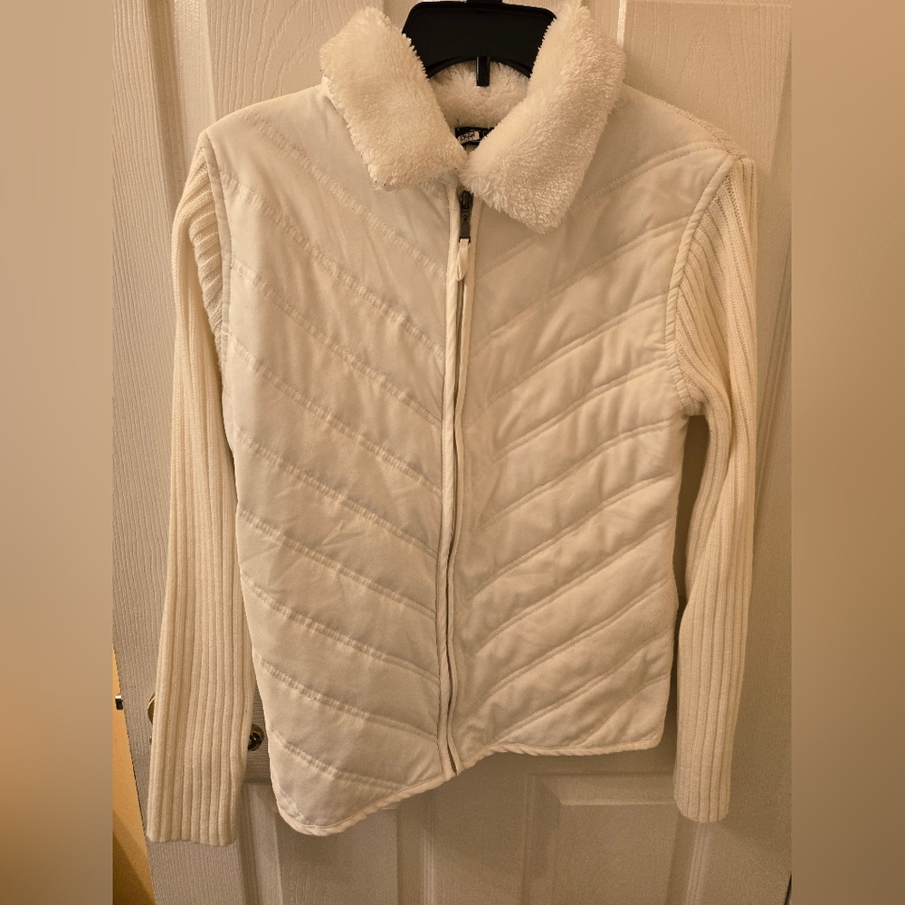 Elegant Cream Quilted Vest with Faux Fur Collar